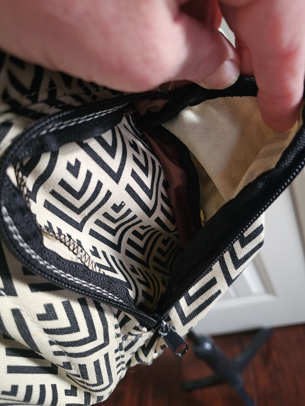 Full Size Kavu Sling Bag Cream & Black - Picture 6 of 7